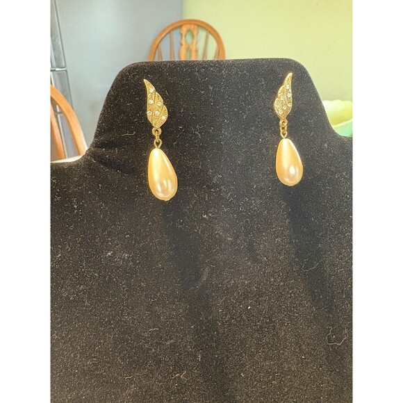 Vintage Gold Tone Drop Earrings Faux Pearl Teardrop Crystal Leaf Clip On 2 Inch - Picture 1 of 6